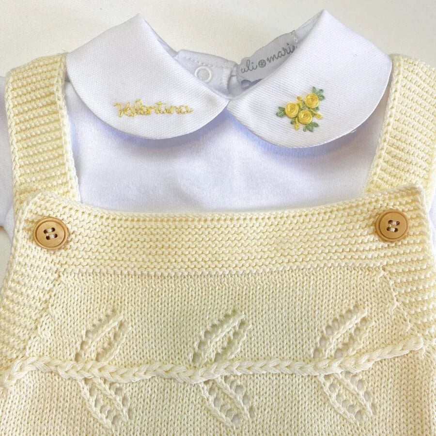 body branco com gola e nome bordado coloridos em tons pastéis