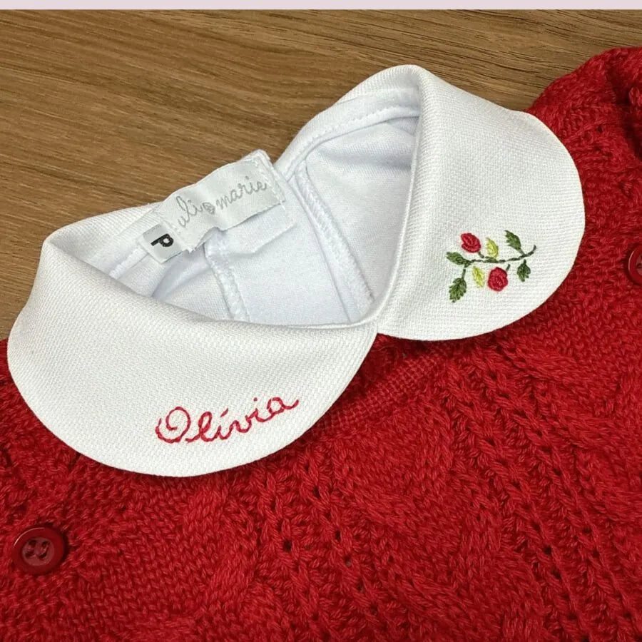 body branco com gola e nome bordado coloridos em tons pastéis