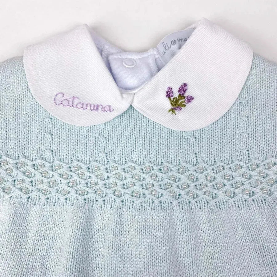body branco com gola e nome bordado coloridos em tons pastéis