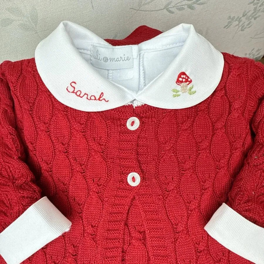 body branco com gola e nome bordado coloridos em tons pastéis