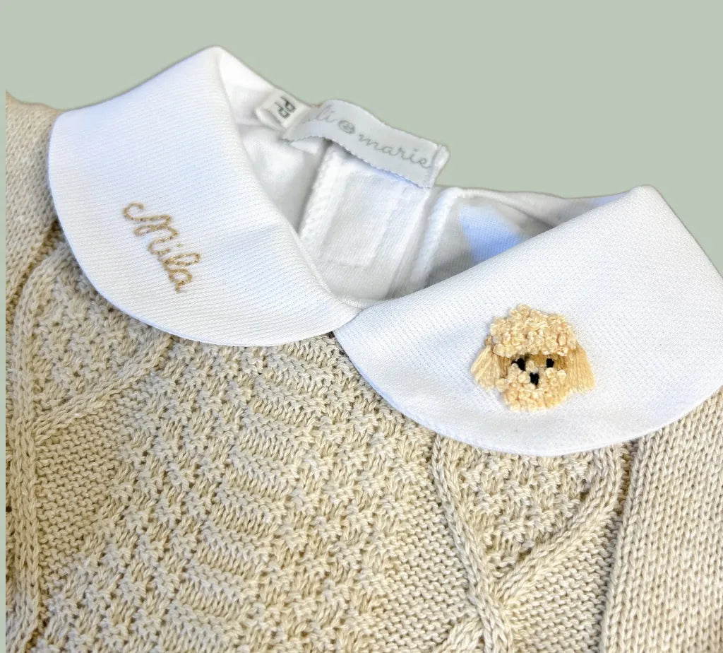 body branco com gola e nome bordado coloridos em tons pastéis