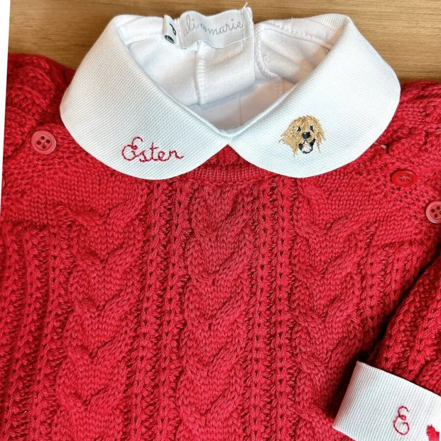 body branco com gola e nome bordado coloridos em tons pastéis