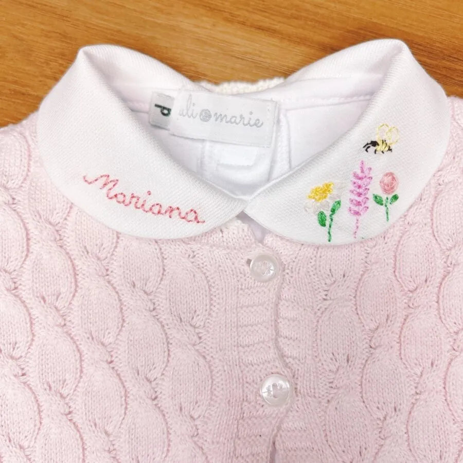 body branco com gola e nome bordado coloridos em tons pastéis