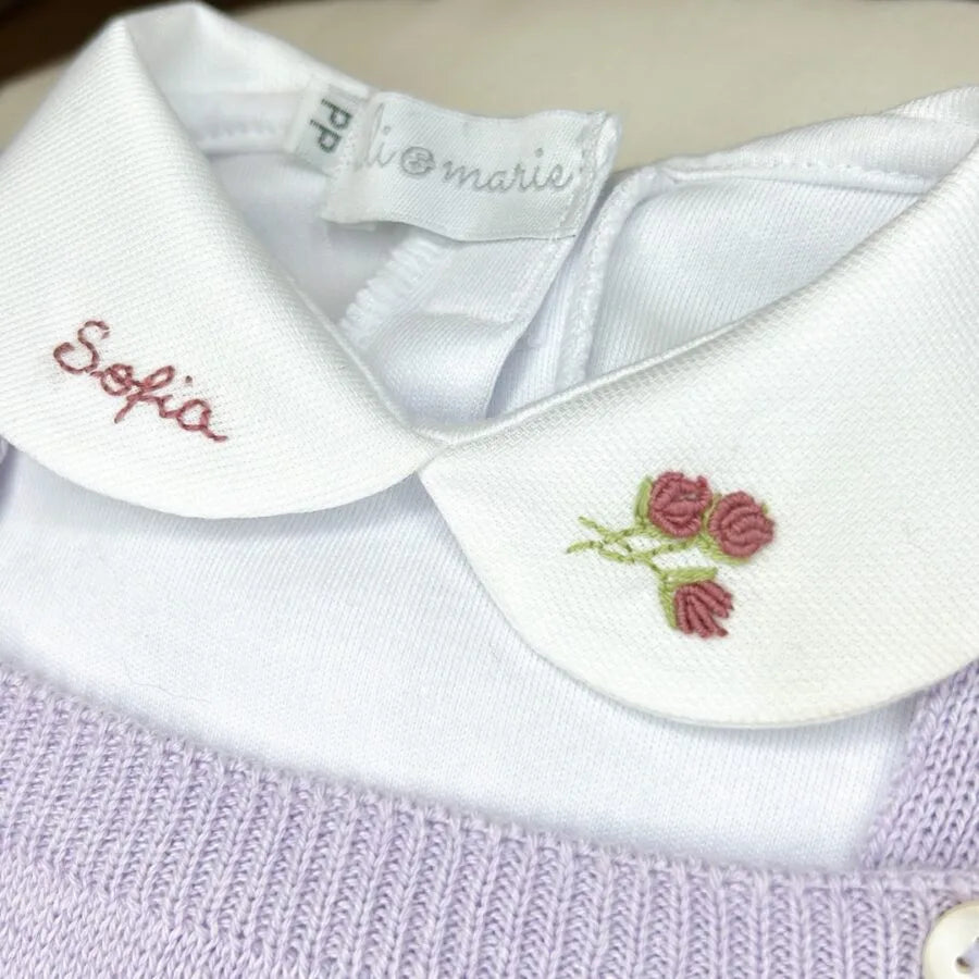 body branco com gola e nome bordado coloridos em tons pastéis