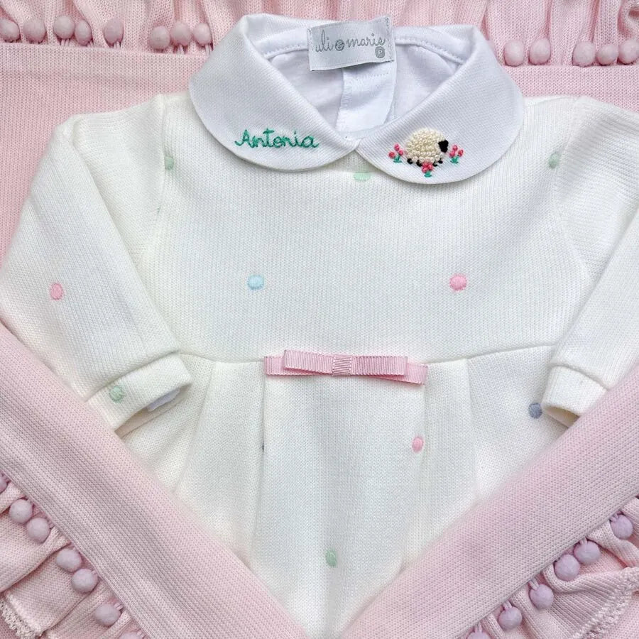 body branco com gola e nome bordado coloridos em tons pastéis
