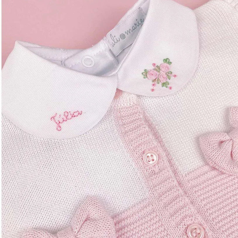 body branco com gola e nome bordado coloridos em tons pastéis