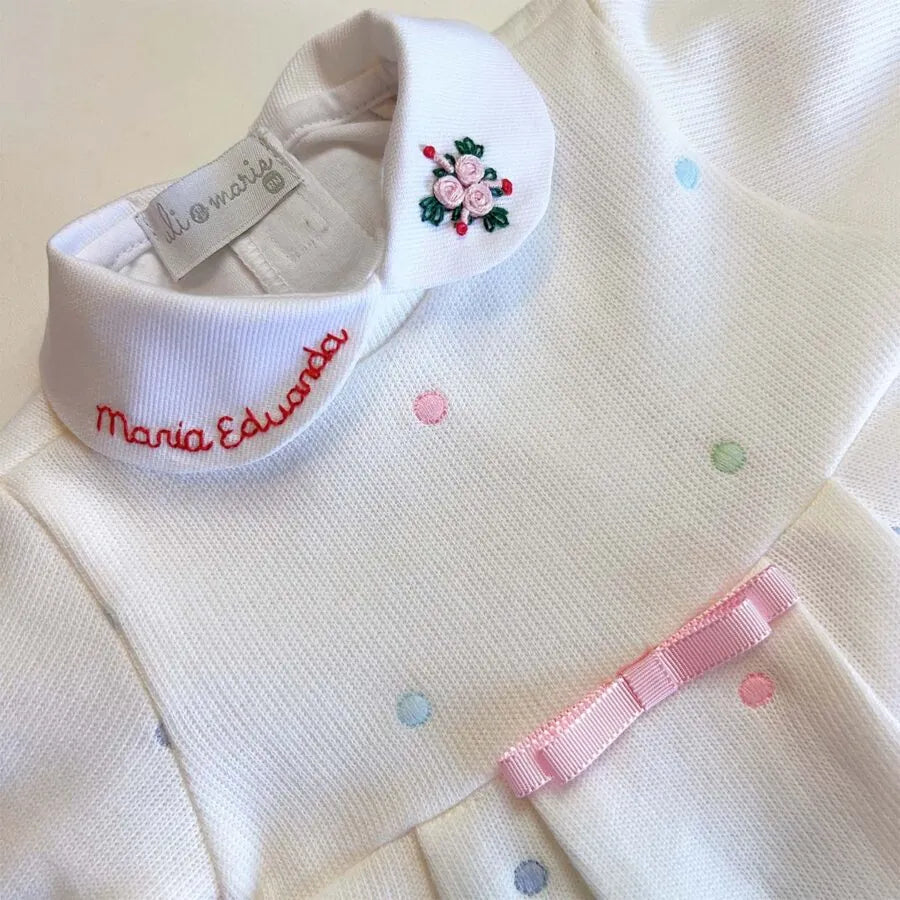 body branco com gola e nome bordado coloridos em tons pastéis