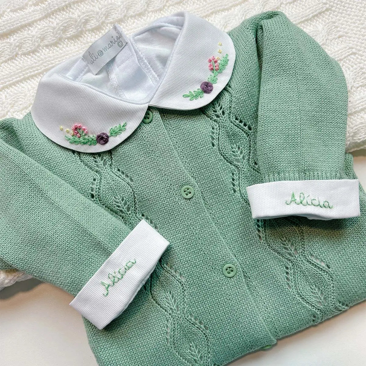 body branco d algodão e manga longa com detalhe personalizado na gola e punho