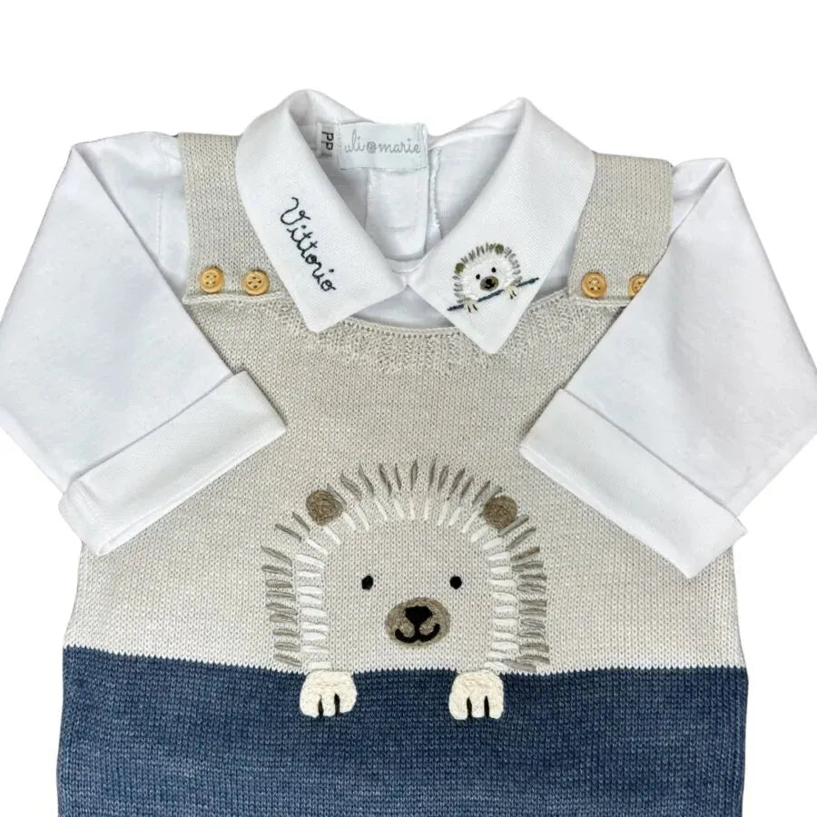body personalizado para menino branco com gola polo, bordado de desenho e o nome do bebê