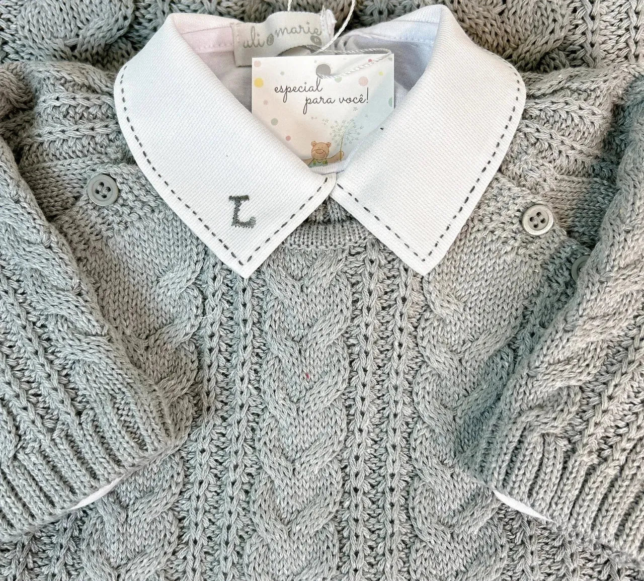 body personalizado para menino branco com gola polo, bordado de desenho e o nome do bebê