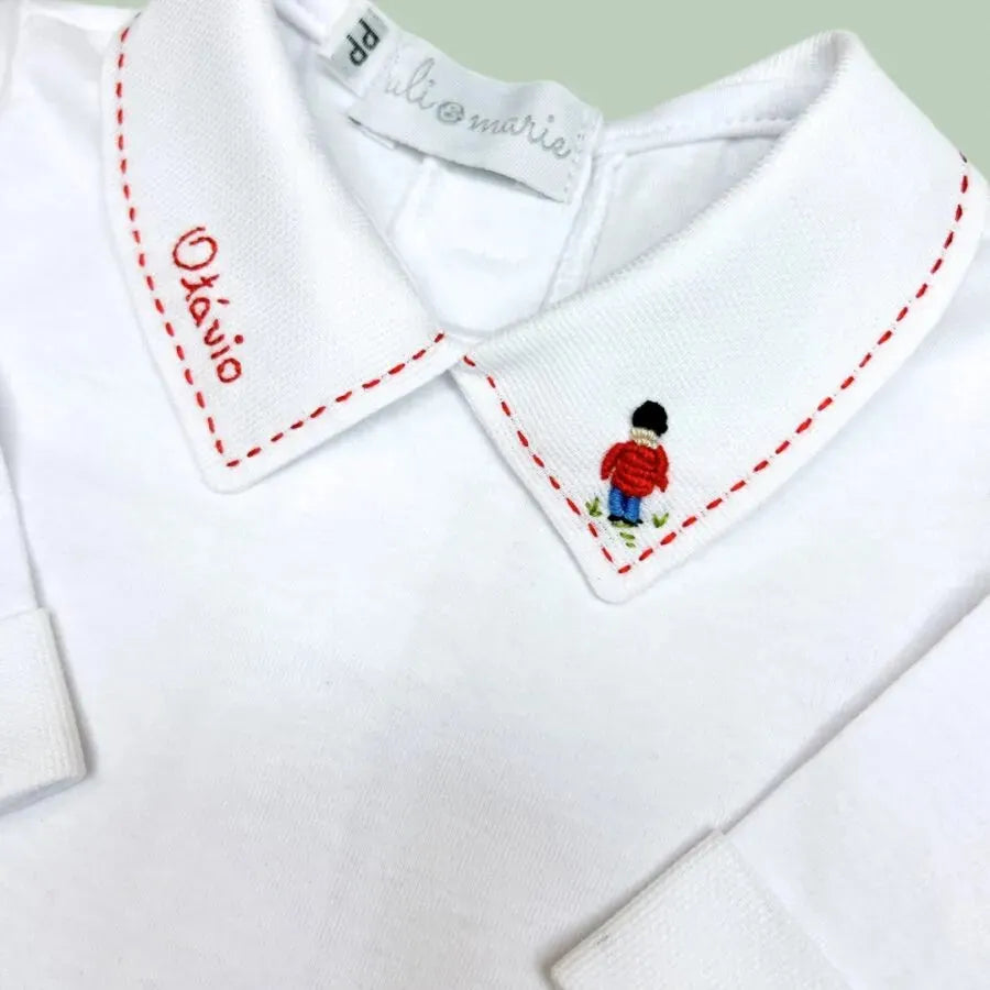 body personalizado para menino branco com gola polo, bordado de desenho e o nome do bebê