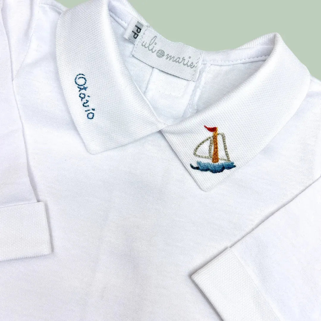body personalizado para menino branco com gola polo, bordado de desenho e o nome do bebê