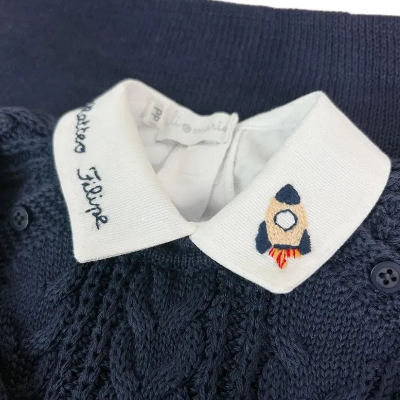 body personalizado para menino branco com gola polo, bordado de desenho e o nome do bebê
