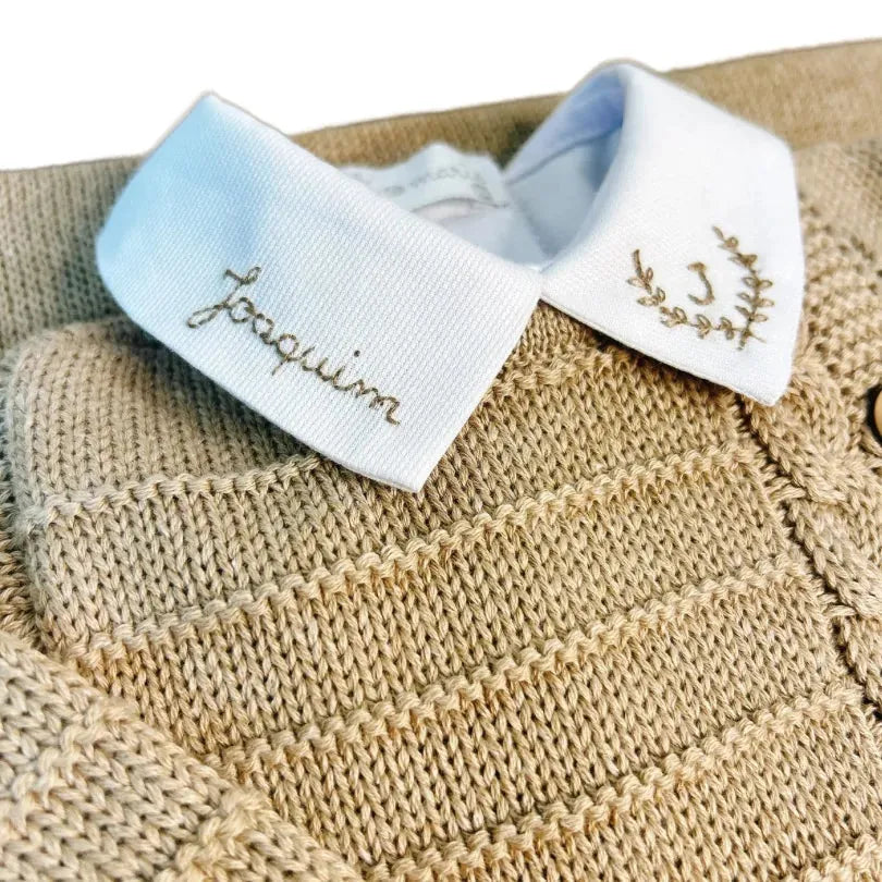 body personalizado para menino branco com gola polo, bordado de desenho e o nome do bebê