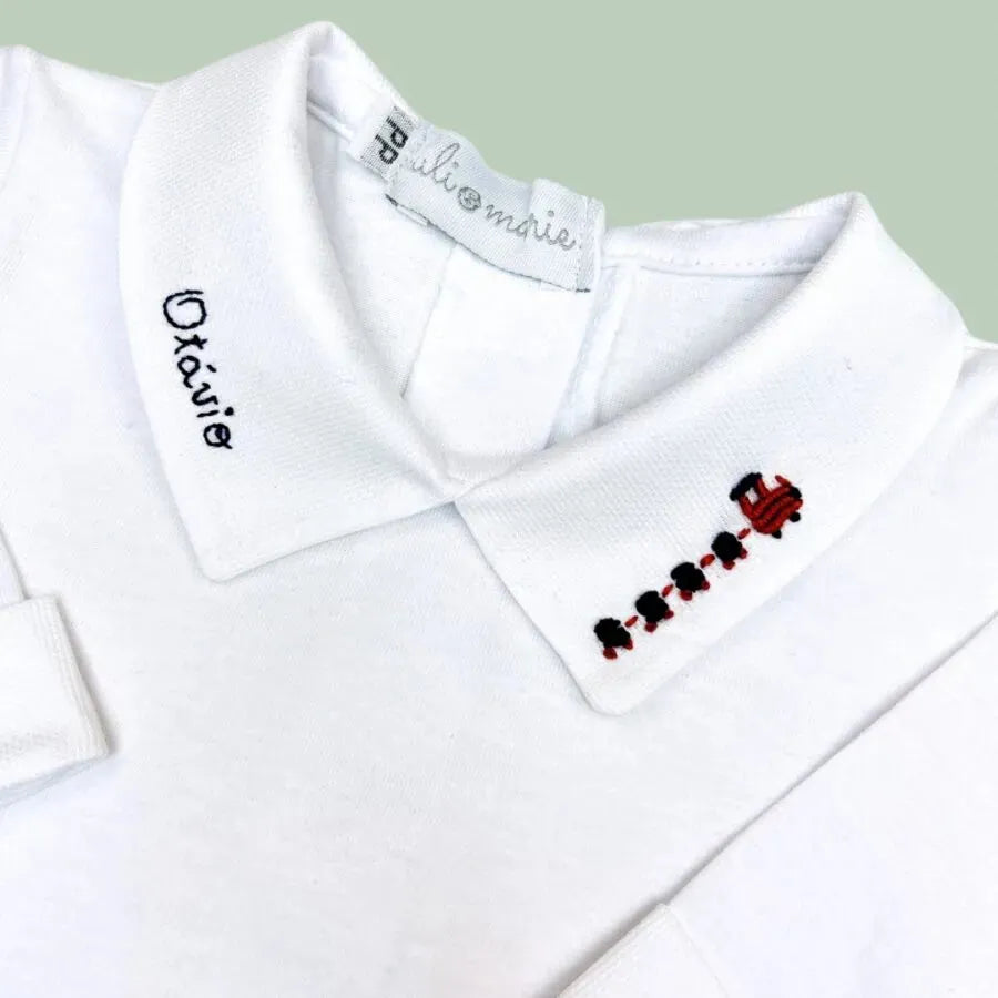 body personalizado para menino branco com gola polo, bordado de desenho e o nome do bebê