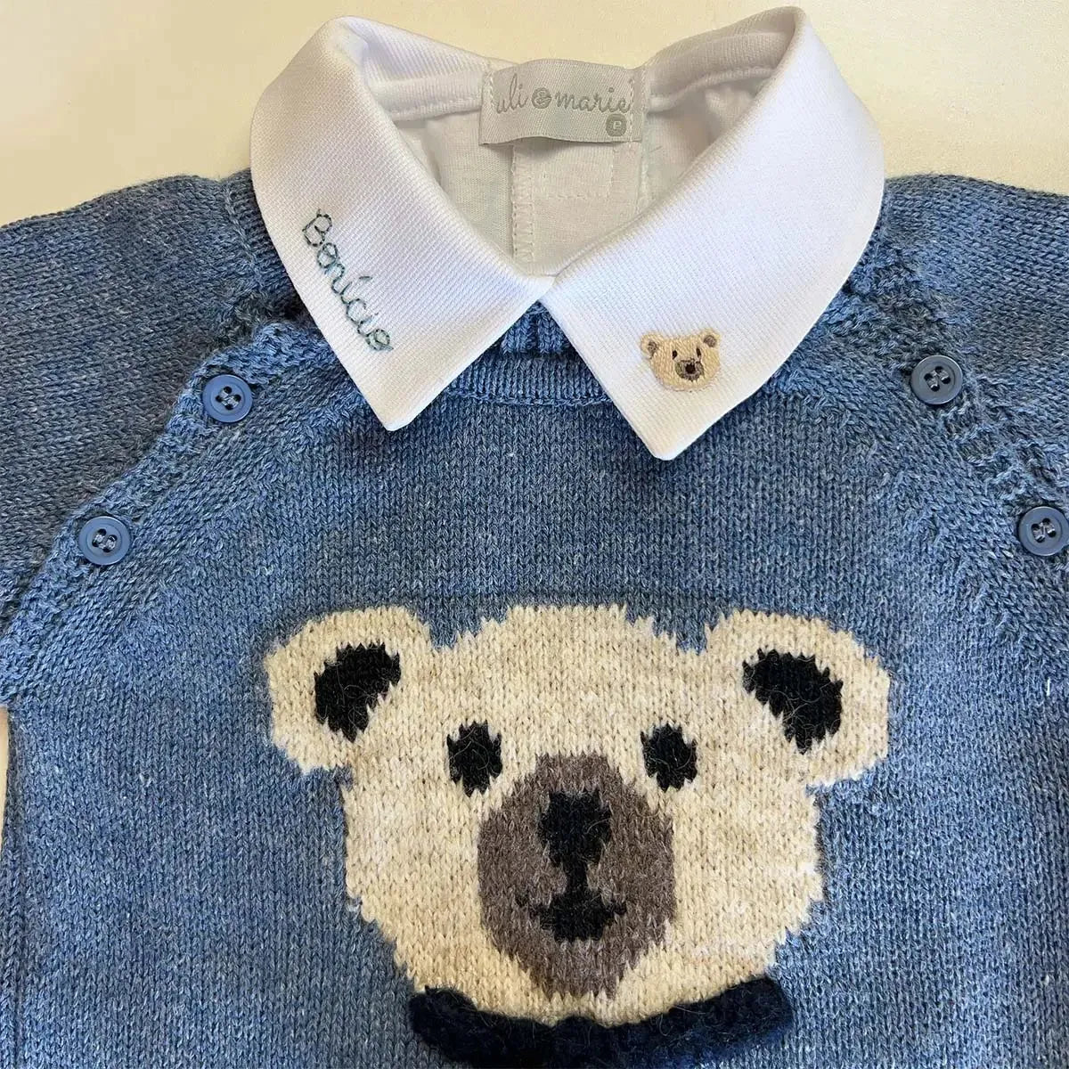 body personalizado para menino branco com gola polo, bordado de desenho e o nome do bebê