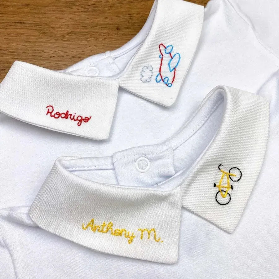 body personalizado para menino branco com gola polo, bordado de desenho e o nome do bebê