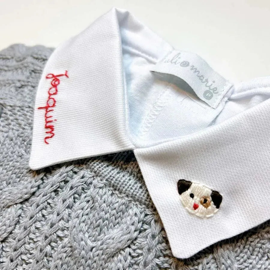 body personalizado para menino branco com gola polo, bordado de desenho e o nome do bebê