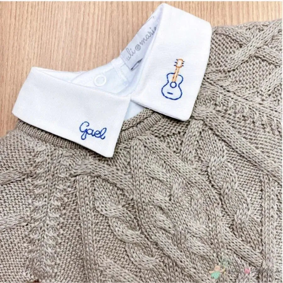 body personalizado para menino branco com gola polo, bordado de desenho e o nome do bebê