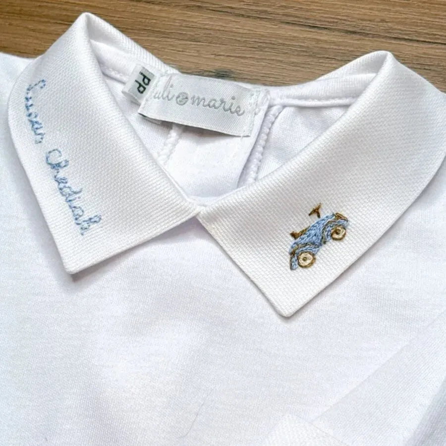 body personalizado para menino branco com gola polo, bordado de desenho e o nome do bebê