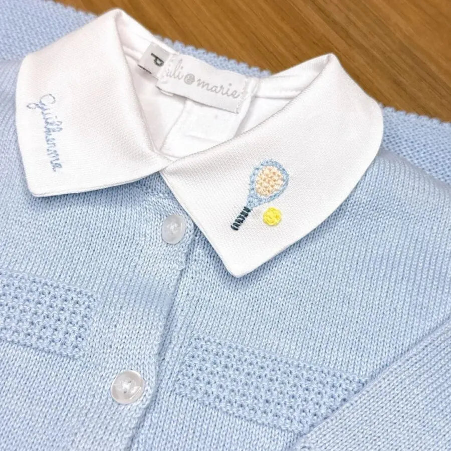 body personalizado para menino branco com gola polo, bordado de desenho e o nome do bebê