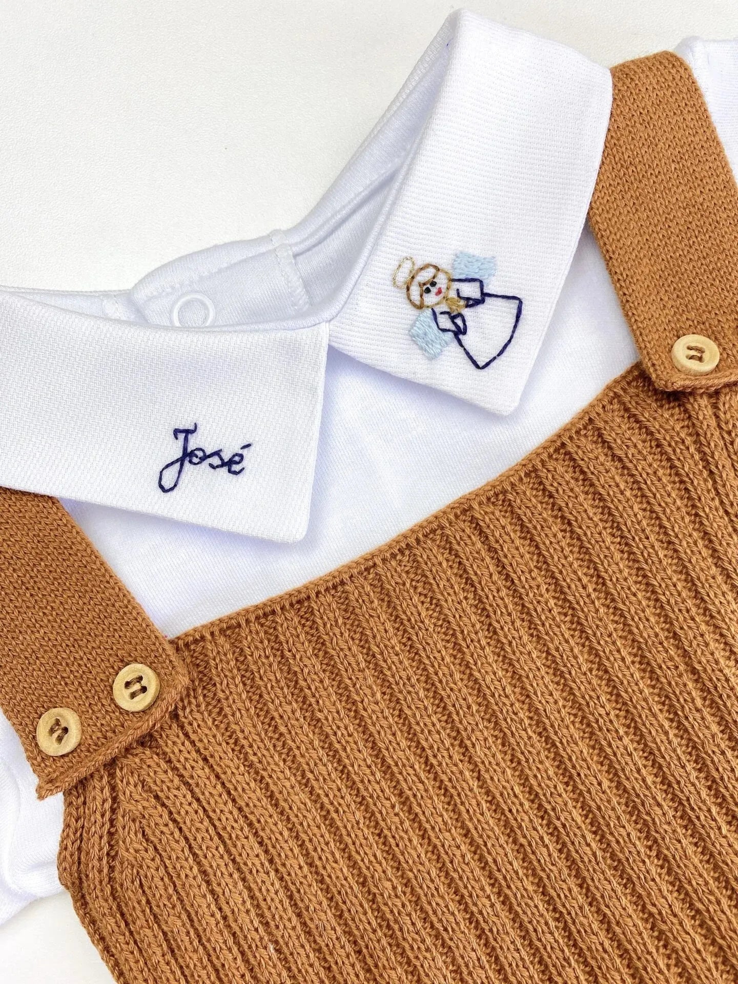 body personalizado para menino branco com gola polo, bordado de desenho e o nome do bebê