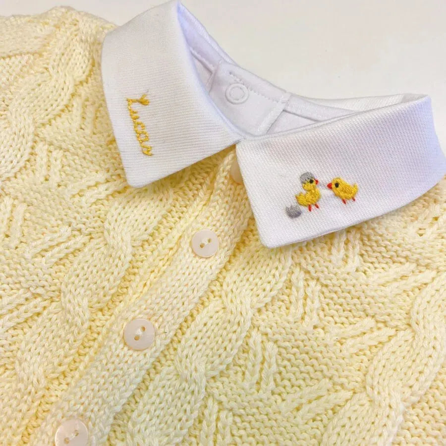 body personalizado para menino branco com gola polo, bordado de desenho e o nome do bebê