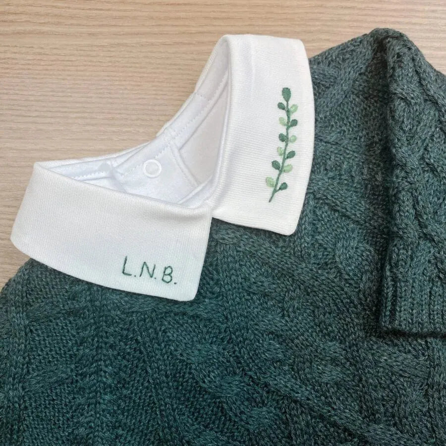 body personalizado para menino branco com gola polo, bordado de desenho e o nome do bebê