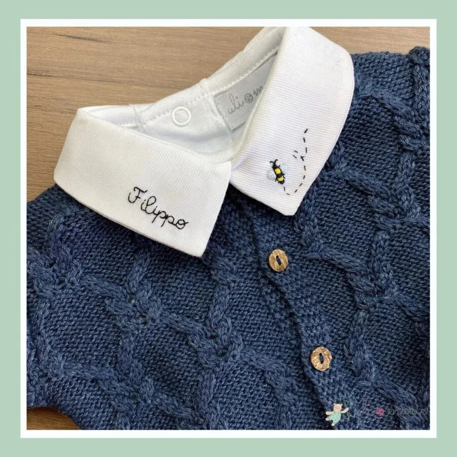 body personalizado para menino branco com gola polo, bordado de desenho e o nome do bebê