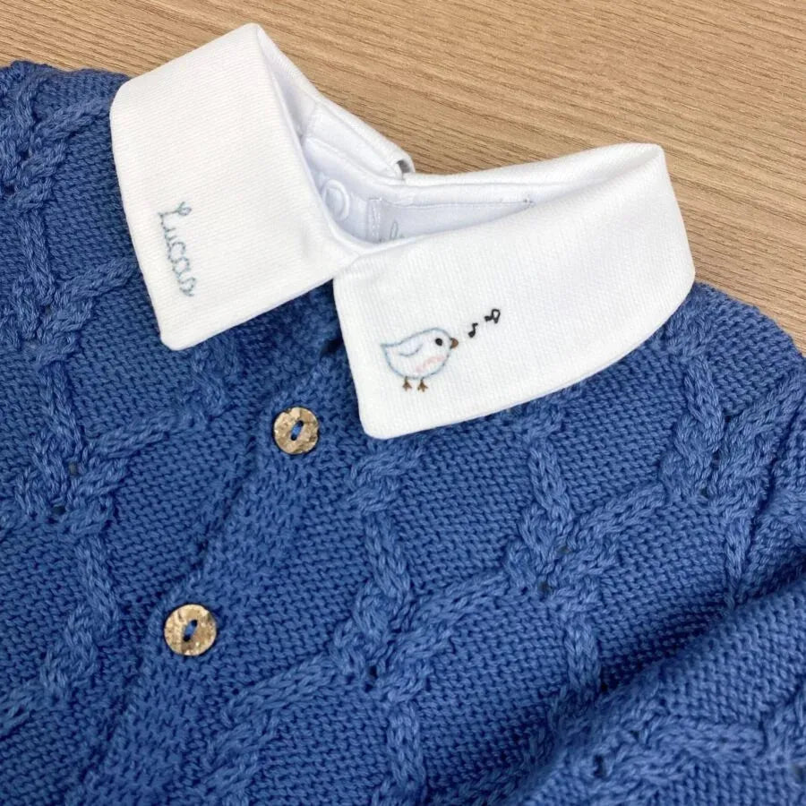 body personalizado para menino branco com gola polo, bordado de desenho e o nome do bebê