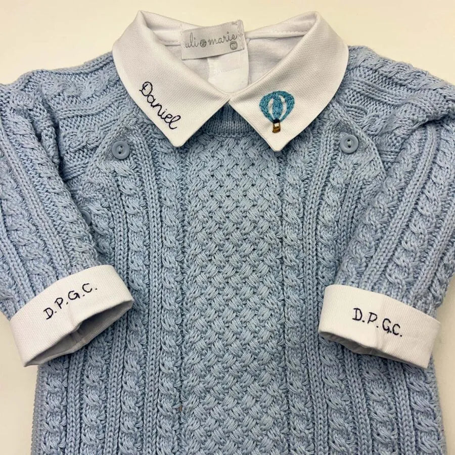 detalhe do body de tricô azul marinho com gola branca bordada com nome e foguete e punho monogramado