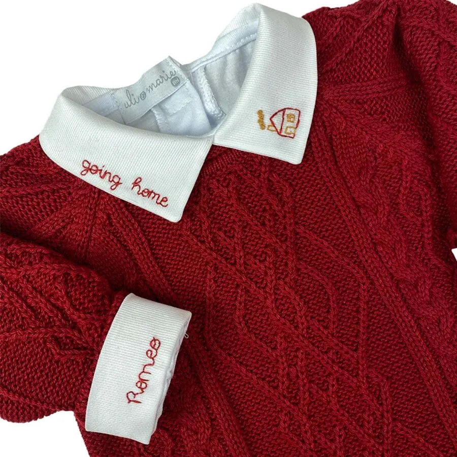 detalhe do body de tricô azul marinho com gola branca bordada com nome e foguete e punho monogramado
