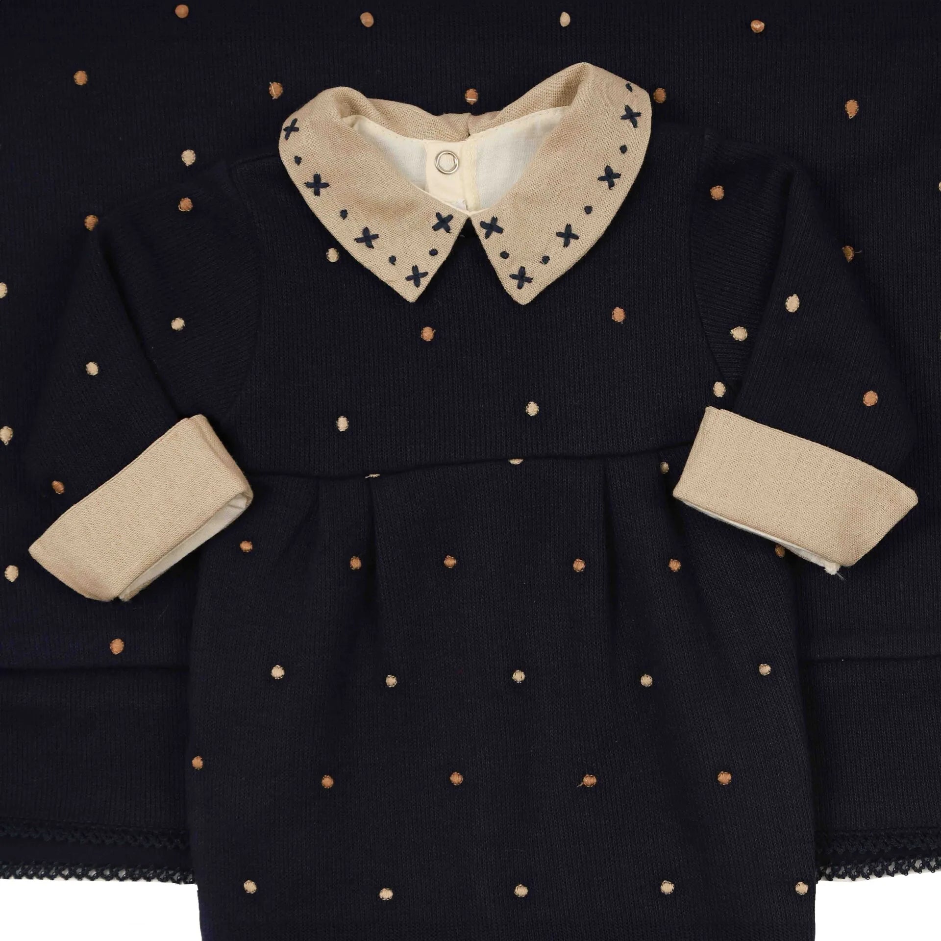 body pietro off-white com gola e punhos em tecido bege, detalhe de bordado azul marinho na gola