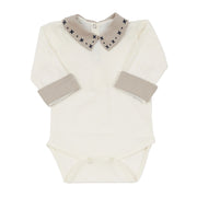 body pietro off-white com gola e punhos em tecido bege, detalhe de bordado azul marinho na gola