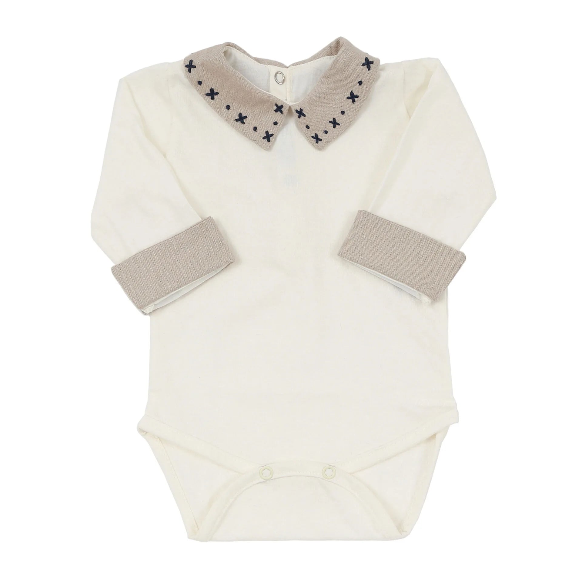 body pietro off-white com gola e punhos em tecido bege, detalhe de bordado azul marinho na gola