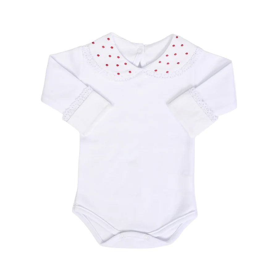 body poá vermelho em algodão branco com gola bordada de bolinhas vermelhas e detalhes rendados nos punhos