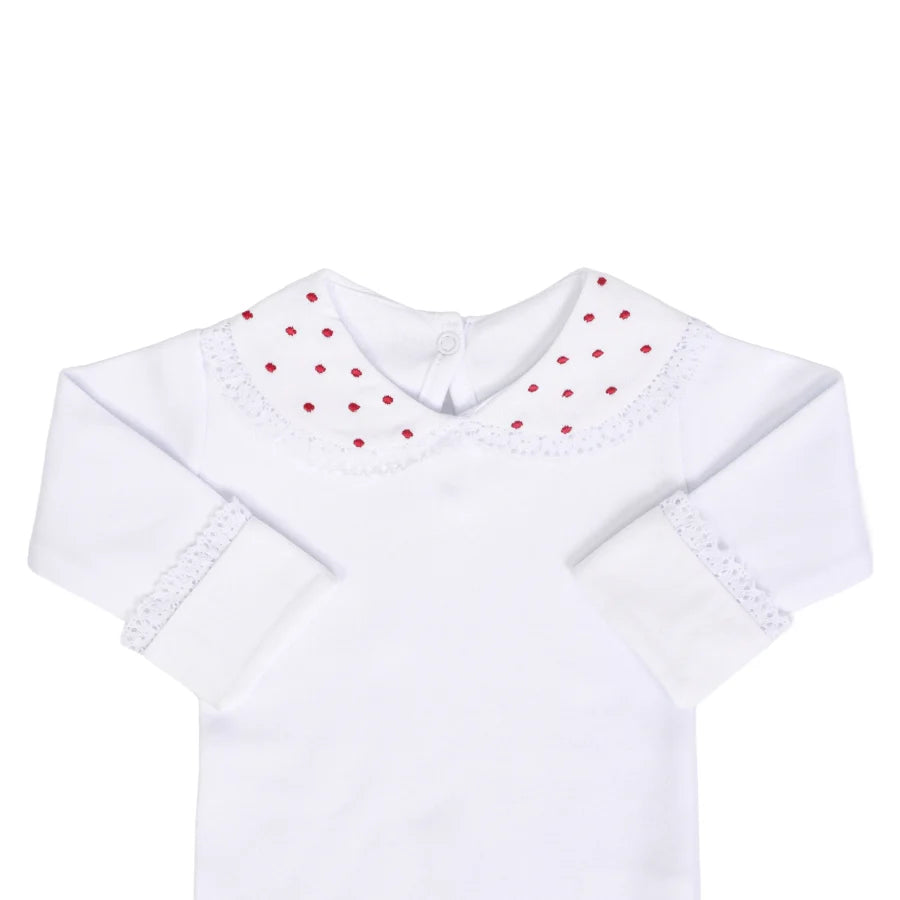 body poá vermelho em algodão branco com gola bordada de bolinhas vermelhas e detalhes rendados nos punhos