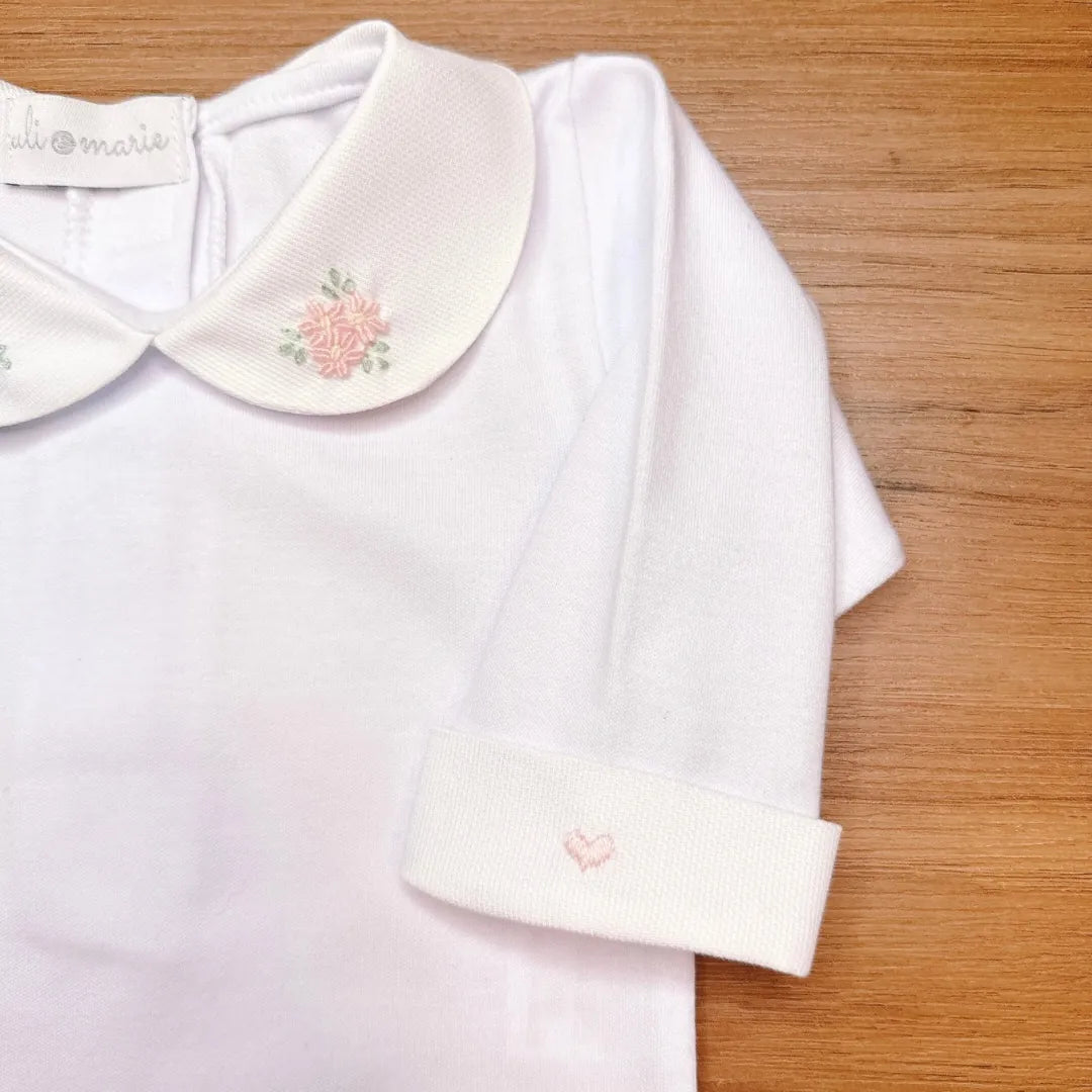 body primavera em algodão egípcio branco, personalizado isabela no punho e bordado de rosas na gola