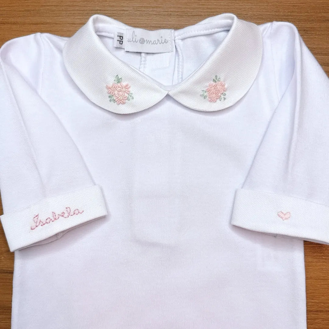 body primavera em algodão egípcio branco, personalizado isabela no punho e bordado de rosas na gola