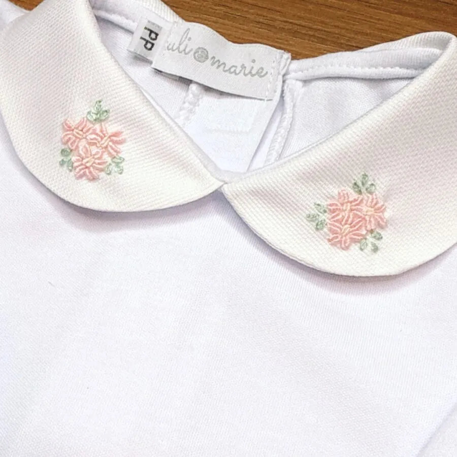 body primavera em algodão egípcio branco, personalizado isabela no punho e bordado de rosas na gola