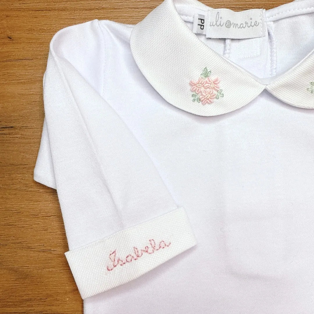 body primavera em algodão egípcio branco, personalizado isabela no punho e bordado de rosas na gola