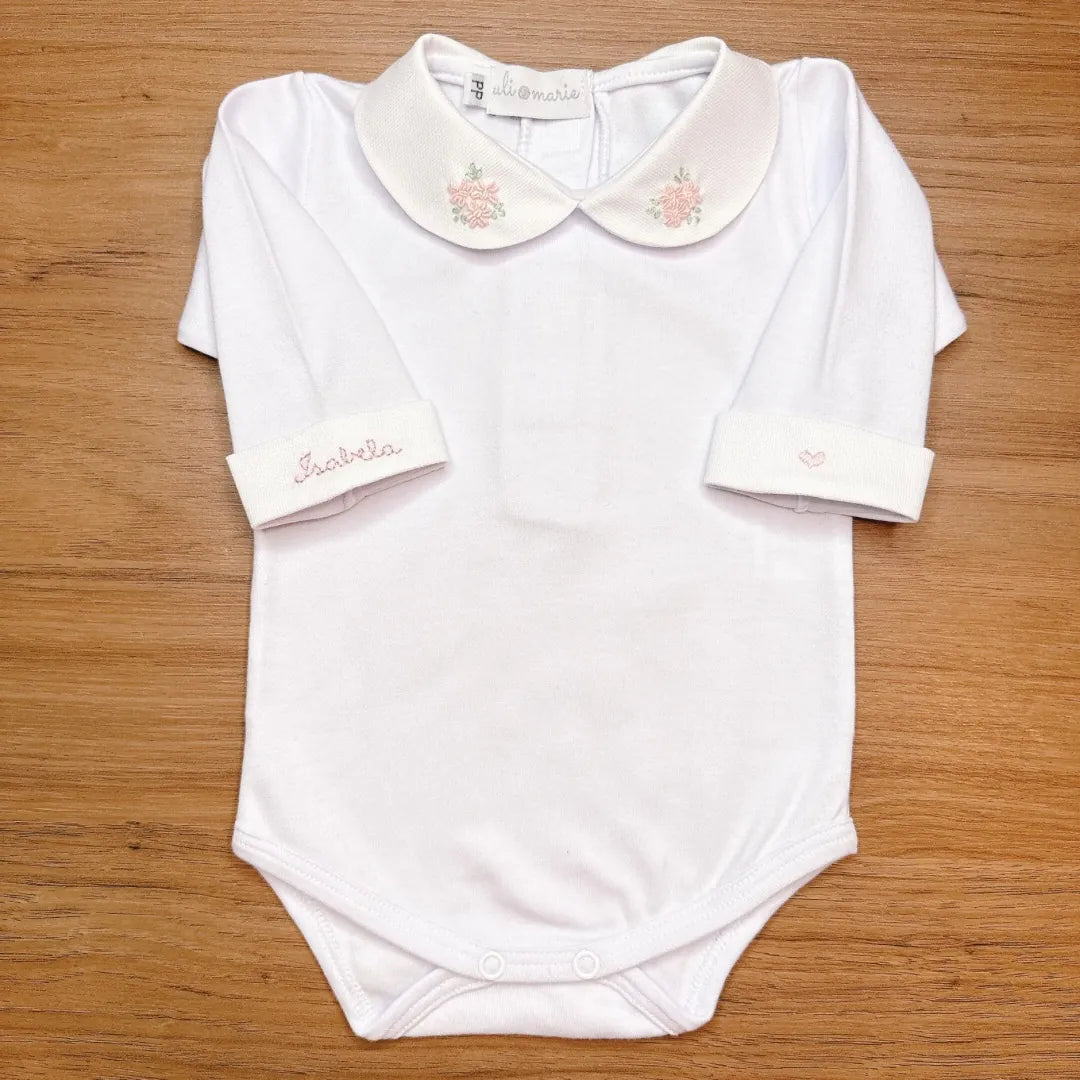 body primavera em algodão egípcio branco, personalizado isabela no punho e bordado de rosas na gola