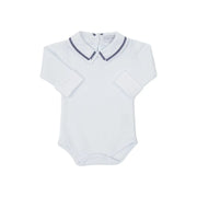 body ramos azul marinho em algodão branco com gola bordada em delicado padrão de raminhos azul marinho
