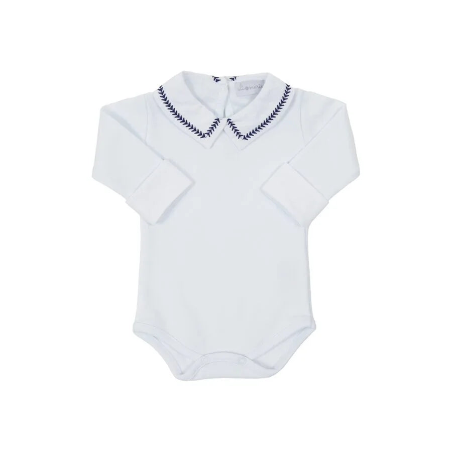 body ramos azul marinho em algodão branco com gola bordada em delicado padrão de raminhos azul marinho