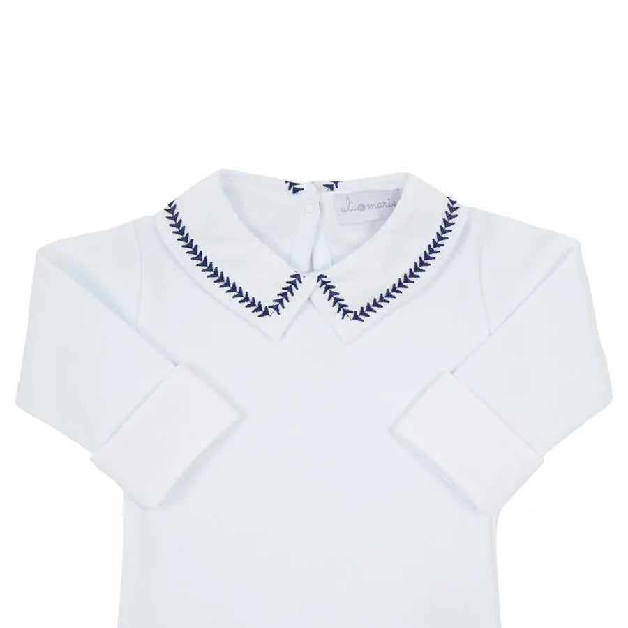body ramos azul marinho em algodão branco com gola bordada em delicado padrão de raminhos azul marinho