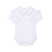 body ramos azul bebê em algodão branco com gola bordada em delicado padrão de raminhos azul bebê