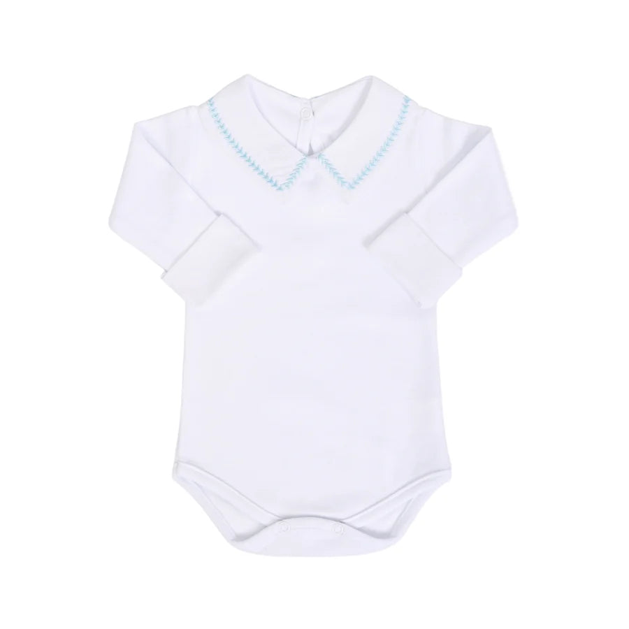 body ramos azul bebê em algodão branco com gola bordada em delicado padrão de raminhos azul bebê