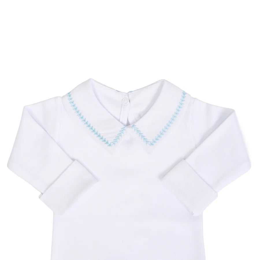 body ramos azul bebê em algodão branco com gola bordada em delicado padrão de raminhos azul bebê
