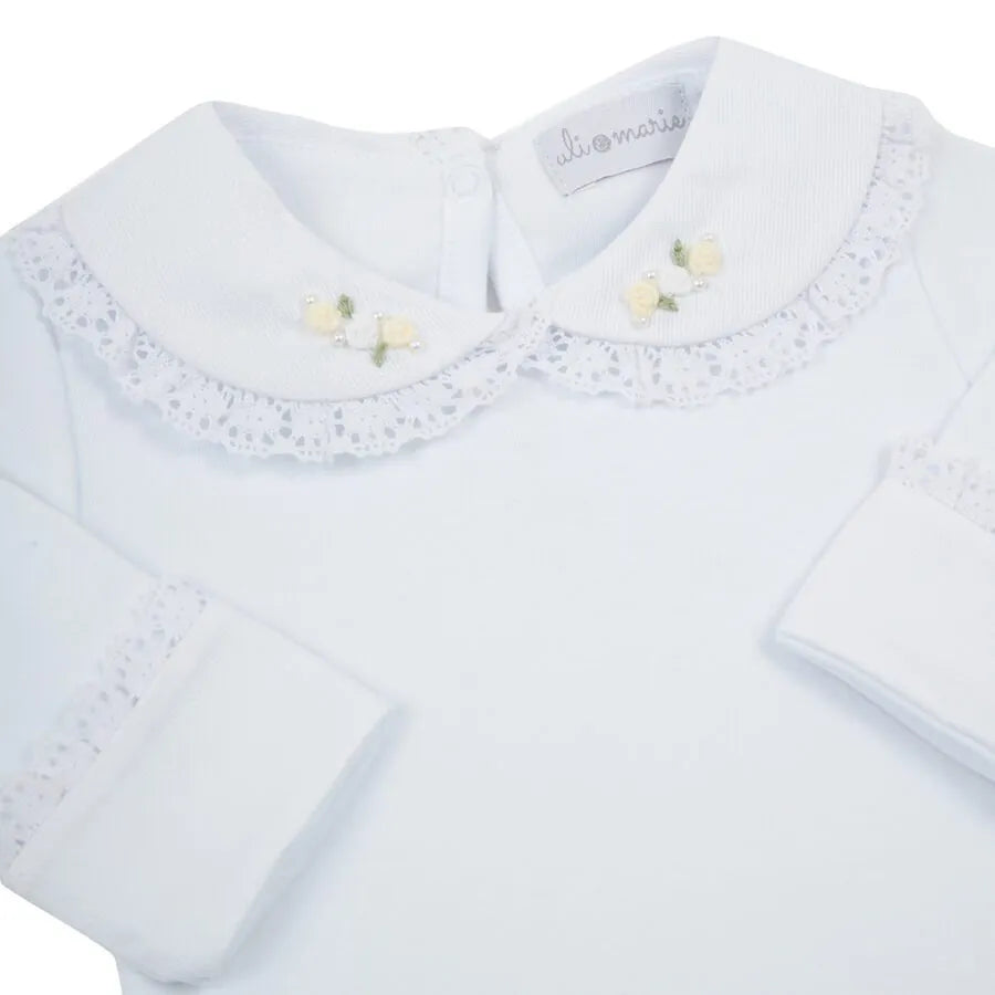 body rococó amarelo Bebê em algodão branco com gola bordada de pequenas flores amarelo Bebê e punhos com delicado acabamento em renda