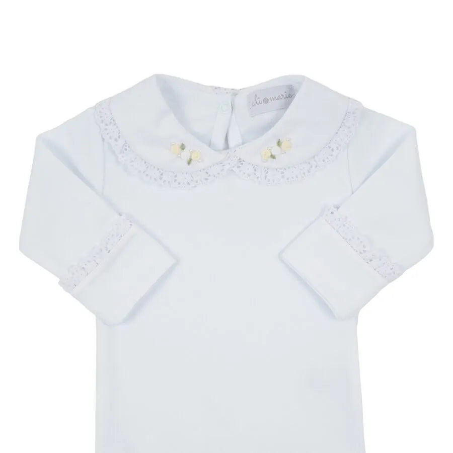 body rococó amarelo Bebê em algodão branco com gola bordada de pequenas flores amarelo Bebê e punhos com delicado acabamento em renda